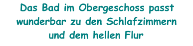 Das Bad im Obergeschoss passt wunderbar zu den Schlafzimmern  und dem hellen Flur